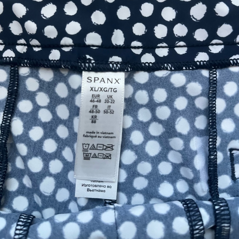 NWT Spanx Navy and White Polka dot Shorts.  Front pockets. Size XL. - Picture 3 of 4